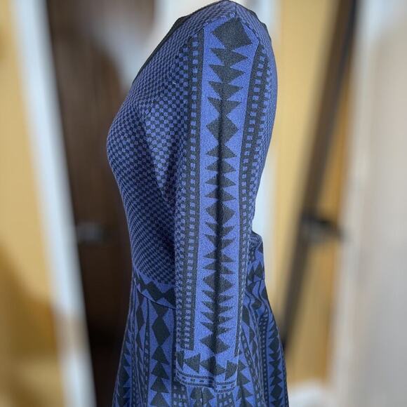 NINA LEONARD ~Black on Blue Geometric Print Sweater Dress ~ Size Medium - Picture 7 of 9